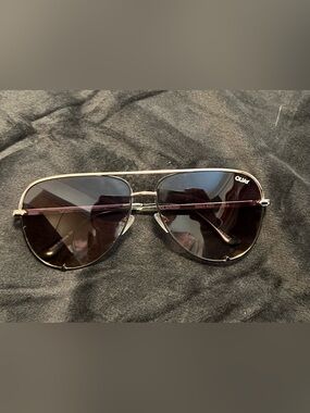 Quay Aviator Sunglasses in Dark Smoke Lenses High Key Polarized NWOT